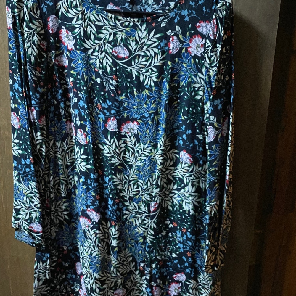 JJill tunic top, black background, long sleeve, side slits, rayon